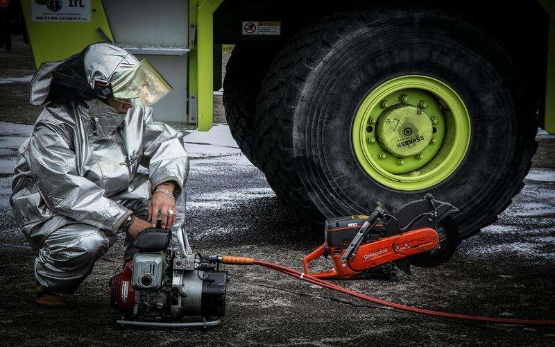 如何選擇合適的損失函數(shù)來優(yōu)化缺陷檢測模型