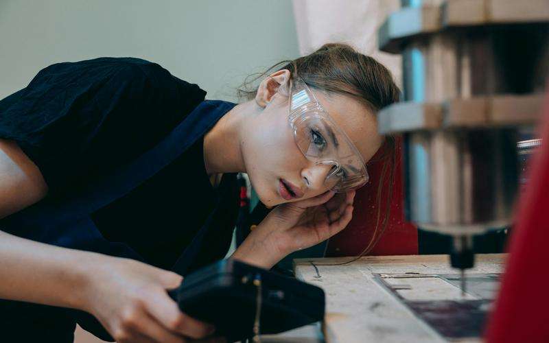 表面瑕疵檢測中的色彩對比技術(shù)如何應用